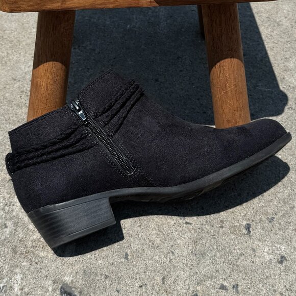 (8) LIKE NEW LIFE STRIDE VELOCITY w/ Memory Foam Ankle Boots & Braided Tie - Picture 7 of 9